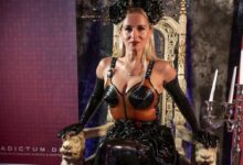 domina-fetish-zarin-im-schwarzwald